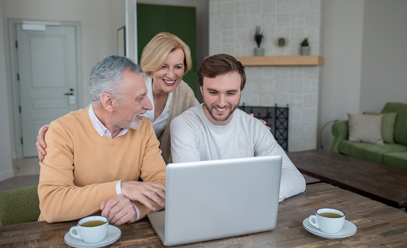 Una famiglia consulta informazioni assicurative al computer